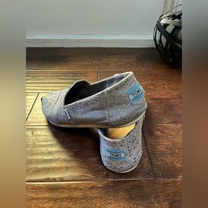 Toms Y2.5 sparkly silver | Women's size 10